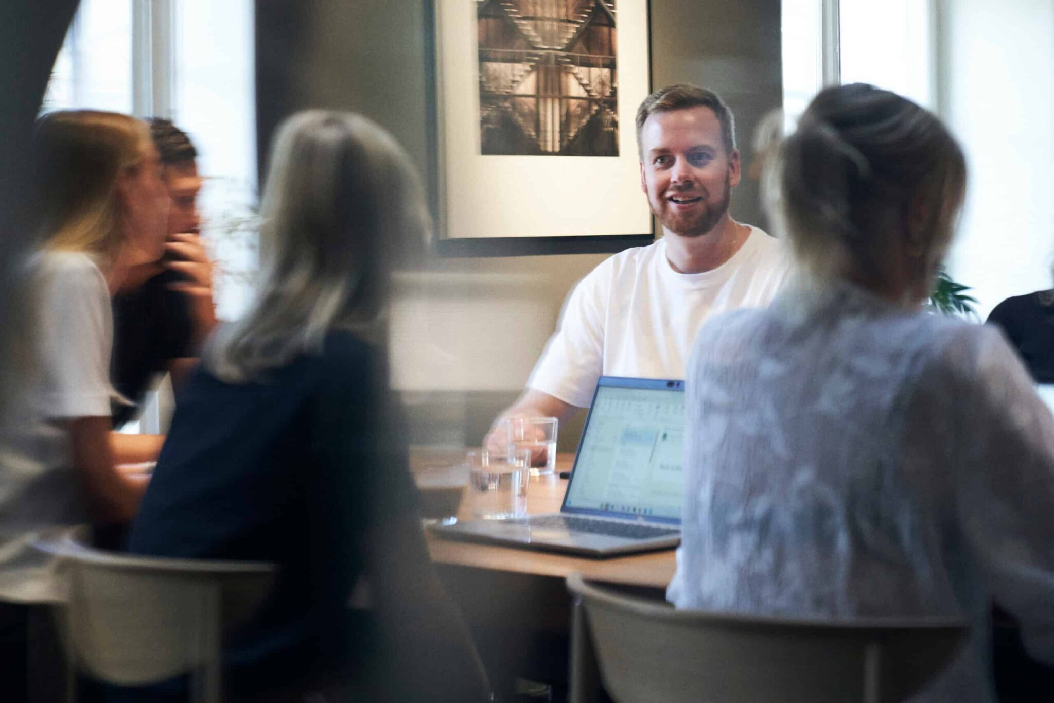 personal sitter vid en konferensbord på Zoey och pratar om uthyrningslagen